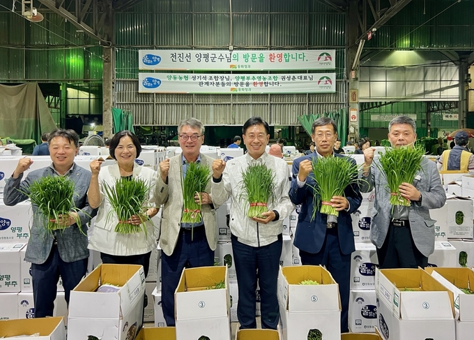 전진선 양평군수가 서울 가락동 농산물 도매시장서 열린 부추 경매에 참여했다. (사진=양평군 제공)