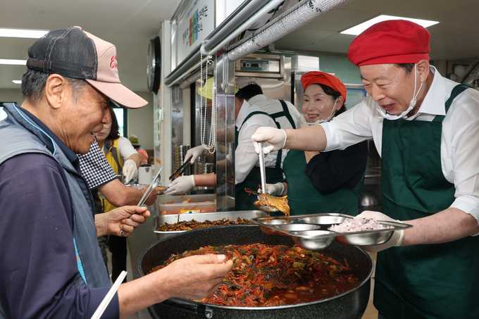서태원 가평군수가 노인복지관을 찾아 배식봉사를 하고 있다. (사진=가평군 제공)