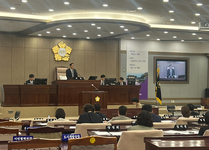 2일 수원시의회 제383회 임시회 제2차 본회의에서 신임 의장으로 선출된 이재식(무소속·세류1) 의원이 회의를 진행하는 모습. (사진=장진 기자)