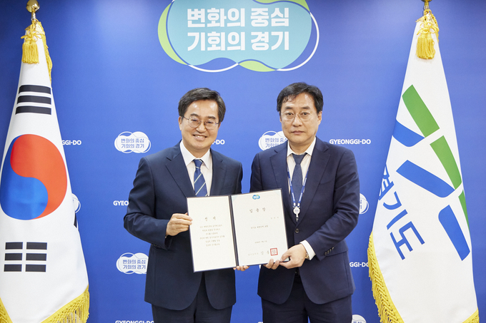 2일 김동연 경기도지사가 강민석 신임 대변인에게 임용장을 전달하고 있다. (사진=경기도 제공)