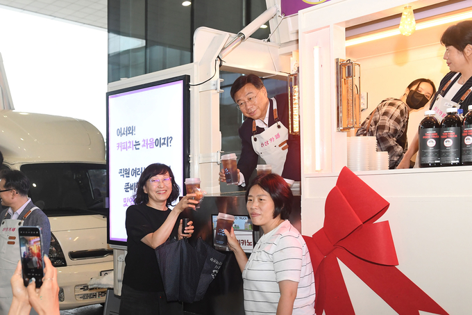 민선 8기 취임 2주년을 맞은 신상진 성남시장이 2일 시청 광장에서 직원들을 위한 ‘커피차 이벤트’를 마련해 눈길을 끌었다. (사진=성남시 제공)