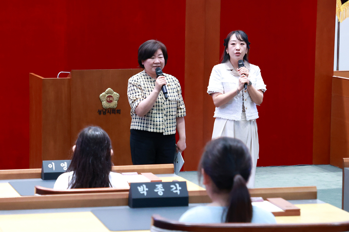 서현초 4학년생을 맞아 박경희(좌) 이영경(우) 성남시의원이 환영의 말을 전하고 있다. (사진=성남시의회 제공)