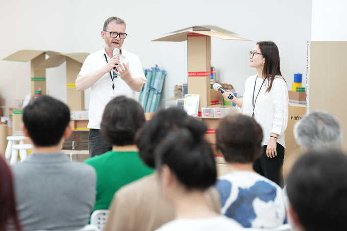 영국 왕립예술대학 게리 클라우, 손경화 교수가 워크숍을 진행하고 있다. (사진=성남문화재단 제공)