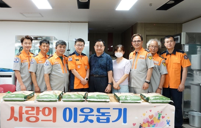 성남소방서 고등남성의용소방대가 중원구 성남동에 위치한 무료 급식소 ‘사랑의 집’에 쌀 450kg을 기증했다. (사진=성남소방서 제공)