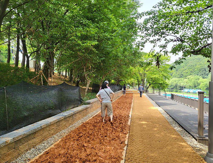 성남시 분당구 구미동 79번지 공공공지 황톳길이 존 320m에서 총 750m 길이)로 구간을 연장, 시민들을 맞이한다. (사진=성남시 제공)