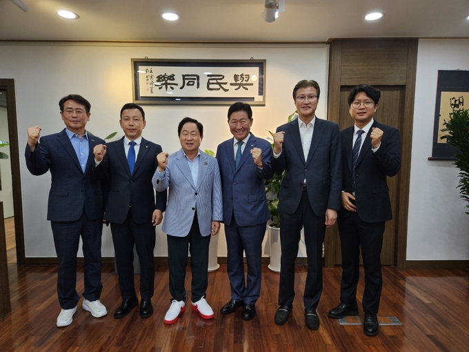 주광덕(왼쪽 세 번째) 남양주시장이 2일 세계한인무역협회 일행과 간담회를 가진 뒤 기념촬영을 하고 있다. (사진=남양주시 제공)