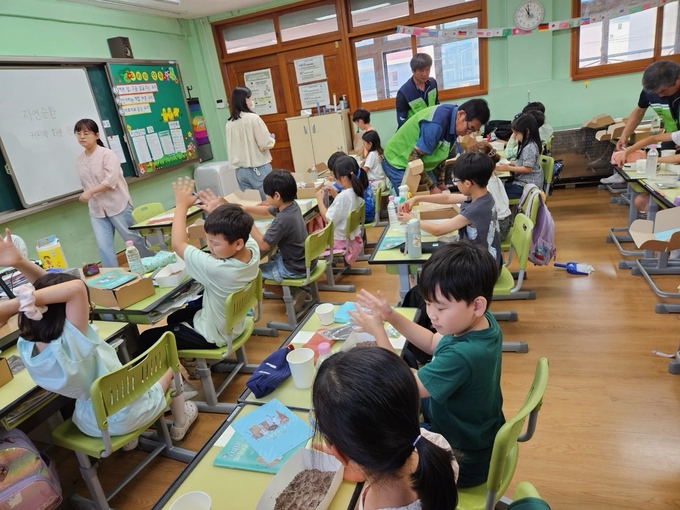 가평군 조종면 행복마을관리소가 '자연순환 체험학습'을 실시하고 있다. (사진=조종면 행정복지센터 제공)