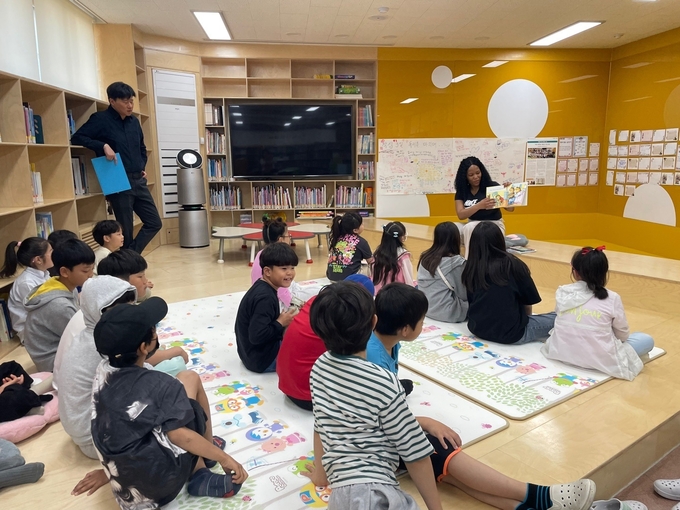 김포대명초 어린 학생들이 원어민 선생님과 함께 영어를 대화를 하고 있다. 김포교육지원청제공 
