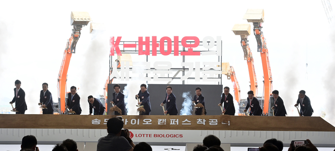 유정복 인천시장이 3일 '롯데 바이오로직스 송도 바이오 캠퍼스 착공식'에서 신동빈 롯데그룹 회장, 이원직 롯데바이오로직스 대표이사 등 내빈들과 시삽을 하고 있다. ( 사진 = 인천시 제공 )