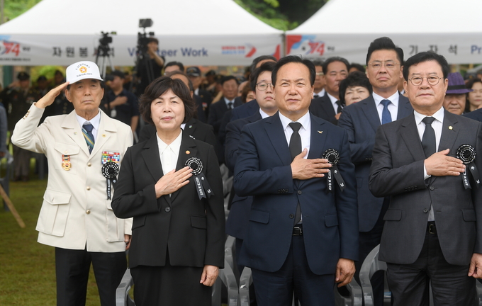  (좌측부터) 강정애 국가보훈부 장관, 이권재 오산시장, 이상복 오산시의회 의장 등 참석자들이 제74주년 유엔군 초전기념 및 스미스부대 전몰장병 추도식에서 국민의례를 하는 모습. (사진=오산시 제공)