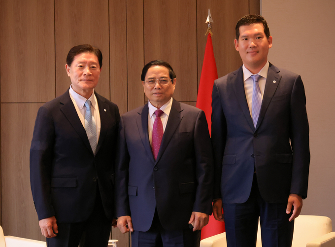 서울 소공동 롯데호텔에서 베트남 총리와 GS건설 최고경영진이 면담을 갖고, 팜 민 찐(Pham Minh Chinh) 베트남 총리(사진 가운데)와 GS건설 허윤홍 대표이사(사진 오른쪽), 허명수 고문(사진 왼쪽)이 기념촬영을 하고 있다. (사진=GS건설 제공)