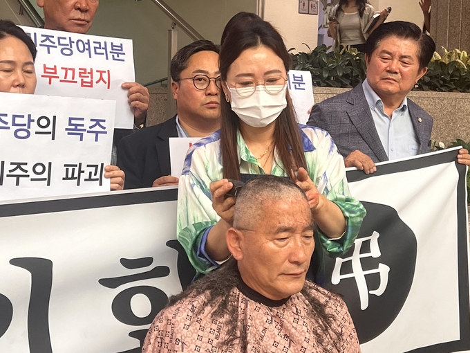 3일 삭발식을 진행하고 있는 김기정 전 수원시의회 의장의 모습. (사진=장진 기자)
