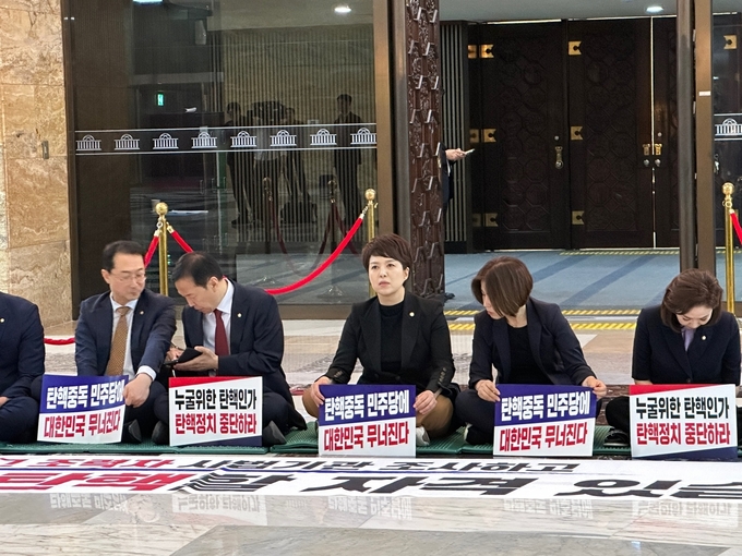 3일 국회 본회의장 앞에서 국민의힘 의원들이 연좌농성을 벌이는 모습. (사진=김한별 기자)