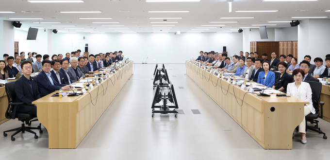 12일 경기도청에서 ‘경기 서부·동부권 SOC 대개발 구상 협의체’ 회의를 진행하고 있다. (사진=경기도 제공)