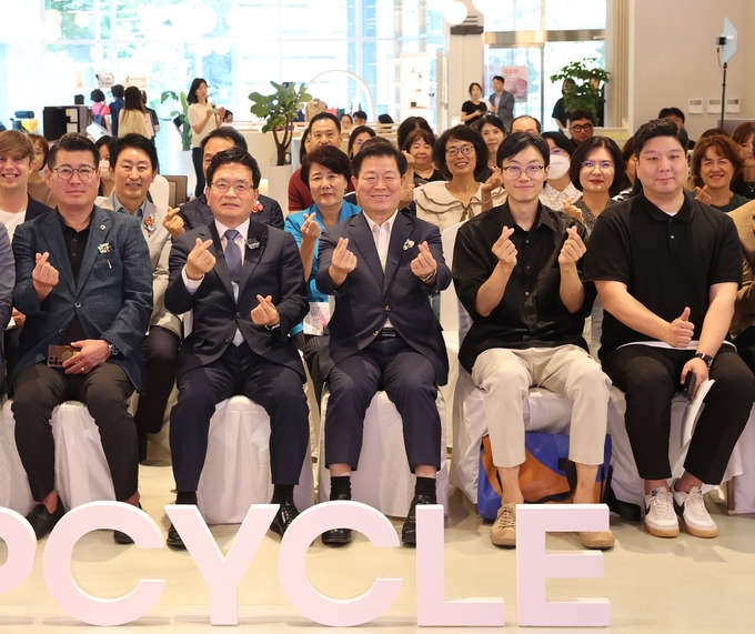광명시는 3일 오후 2시 하안동 시민체육관 내 광명업사이클아트센터 1층 전시장에서 개관식을 개최했다. (사진=광명시 제공).