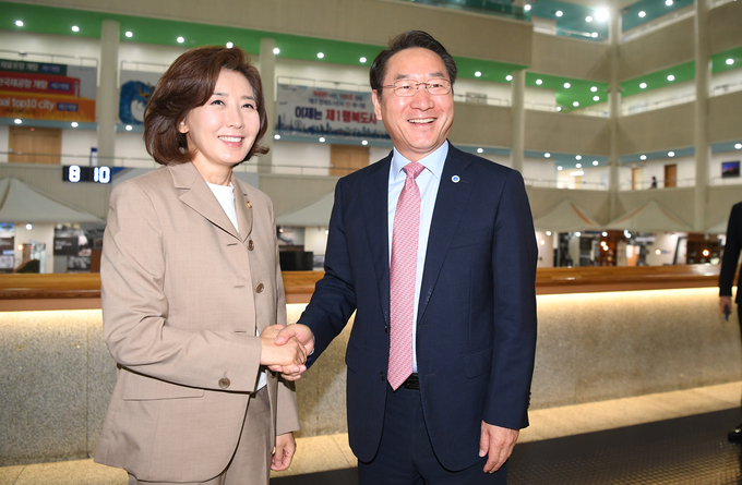 국민의힘 당권주자인 나경원 후보는 3일 오전 인천광역시청을 방문, 유정복 시장을 만나 환담을 나눴다. (사진=나 후보 캠프 제공)
