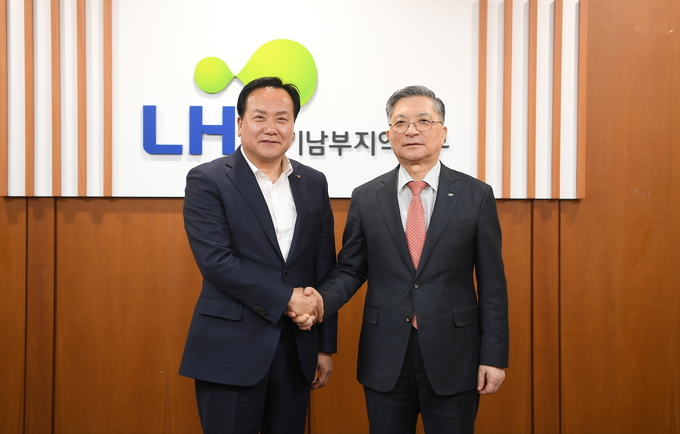 이권재 오산시장이 지난 3월 이한준 한국토지주택공사(LH) 사장을 만나 세교3지구 광역교통개선대책 관련 논의를 하는 모습. (사진=오산시 제공)