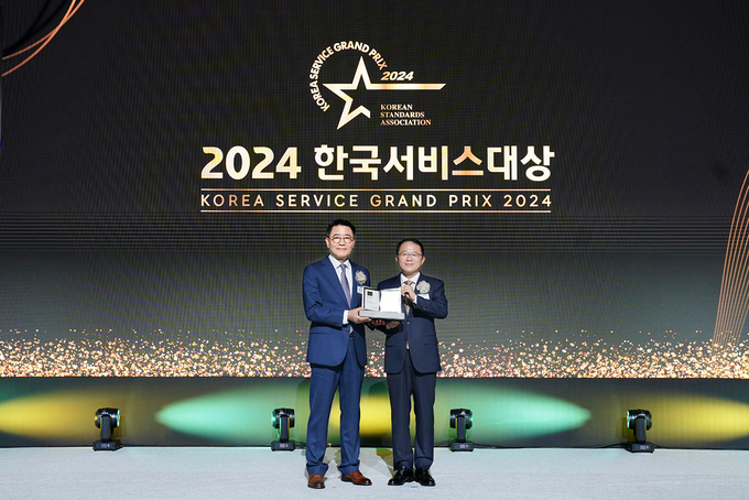 이부용 롯데건설 주택사업본부장(왼쪽)이 ‘2024 한국서비스대상 시상식’에서 수상 후 기념 촬영을 하고 있다. (사진=롯데건설 제공)