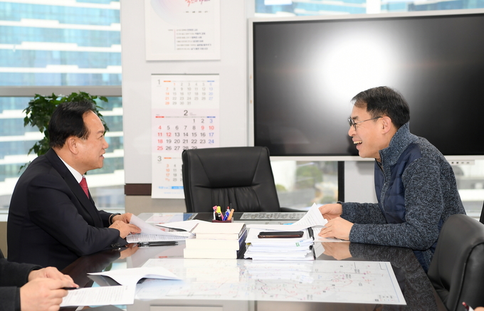 이권재 오산시장이 지난 2월 강희업 대도시권광역교통위원장을 만난 자리에서 서울역행 광역급행버스 도입 을 건의하는 모습. (사진=오산시 제공)