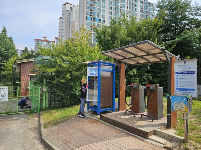 구리시가 여름철 폭염과 관련,시민들의 안전한 여름나기의 일환으로 산책로 및 공원에 시원한 생수를 배치하는 ‘여기워터 힐링고’를 운영 한다. (사진=구리시 제공)