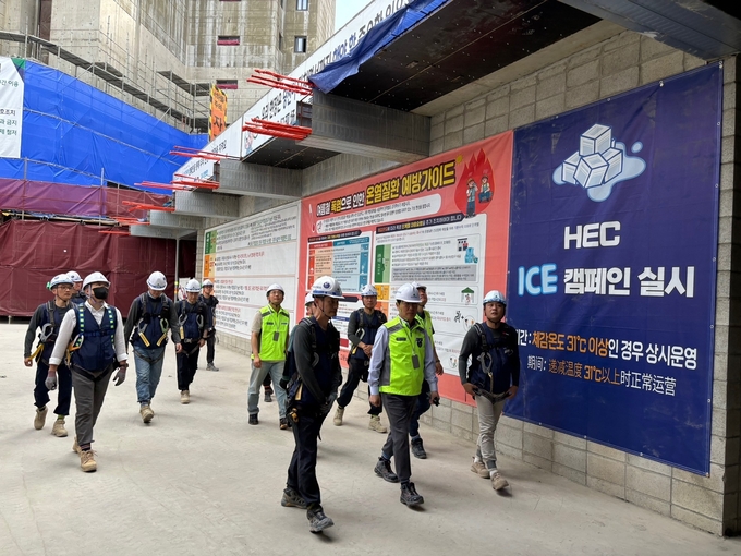 지난 20일 홍현성 현대엔지니어링 대표이사가 힐스테이트 동탄르센텀 현장을 방문해 온열질환 예방활동 이행상태를 점검하고 있다. (사진=현대엔지니어링 제공)