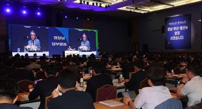 강호동 농협중앙회장이 지역 현장경영을 통해 조합장들과 소통하며 농협의 미래 비전을 제시하고 있다. (사진= 농협중앙회 제공)