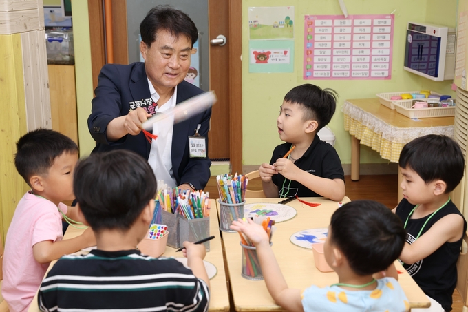 하은호 군포시장이 초등학교 1일 교사 체험을 하고 있는 모습