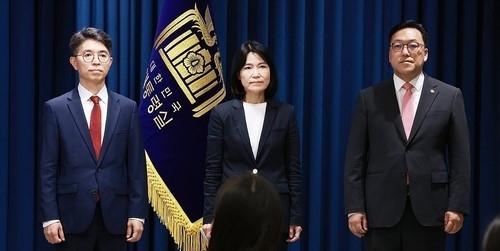 4일 오전 서울 용산 대통령실 청사 브리핑실에서 열린 인사브리핑에서 김병환 금융위원장 후보자(오른쪽부터), 이진숙 신임 방송통신위원장 후보자, 김완섭 환경부 장관 후보자가 자리하고 있다. (사진=연합뉴스)