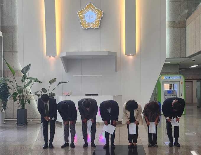 안양시의회 국민의힘 소속 의원들이 4일 시의회 로비에서 대시민 사과문을 발표한 뒤 고개 숙여 사과하고 있다. (사진=안양시의회 국민의힘 제공)