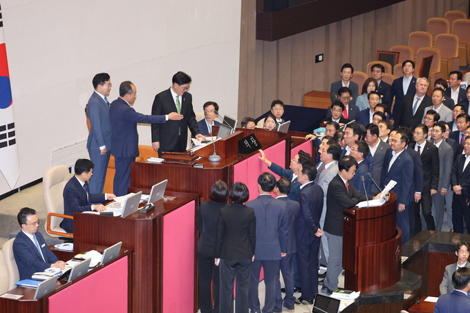4일 오후 서울 여의도 국회에서 열린 본회의에서 국민의힘 의원들이 24시간이 지나 무제한토론(필리버스터) 중단을 요구한 우원식 국회의장에게 항의하고 있다. (사진=연합뉴스)