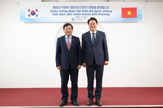 최대호 안양시장(오른쪽)이 3일 안양시를 방문한 레후이빈 베트남 국방부 차관과 기념촬영을 하고 있다. (사진=안양시 제공)