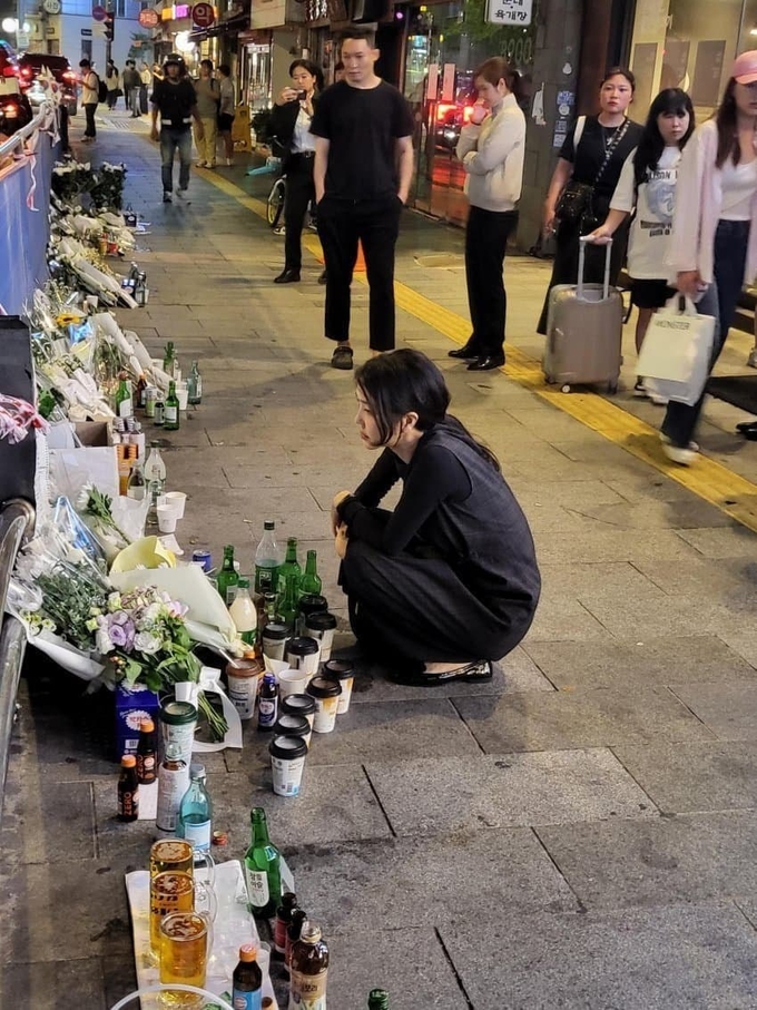 윤석열 대통령 부인 김건희 여사가 지난 3일 밤 서울시청역 인근 교통사고 참사 현장을 찾아 희생자들을 추모했다. (사진=인터넷 커뮤니티 갈무리)