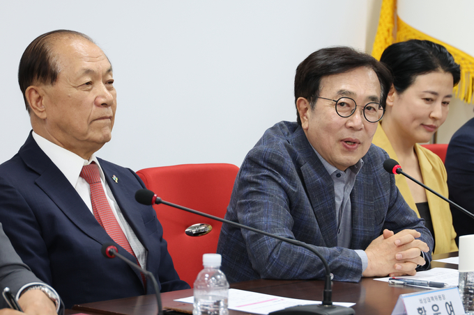 국민의힘 서병수 제4차 전당대회 선거관리위원장이 6월 3일 오후 서울 여의도 당사에서 임명장을 받은 뒤 첫 회의를 주재하고 있다. (사진=연합뉴스)