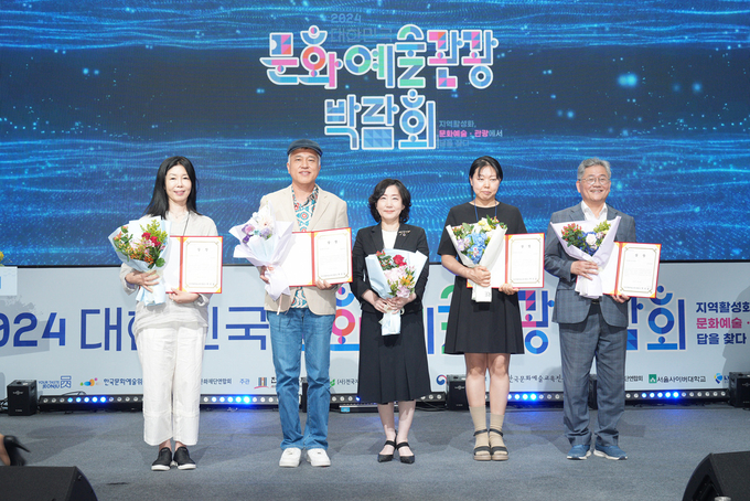 서정림 성남문화재단 대표이사( 왼쪽 )와 함께 한 한국문화예술교육진흥원장상 수상 기관 단체사징. (사진=성남문화재단 제공)