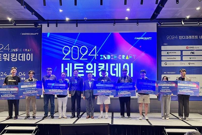성남산업진흥원은 4일 '2024 인디크래프트 우수 개발자 시상식'을 개최, 신상진 성남시장과 성남산업진흥원 이의준 원장 등이 참석. 게임개발자들을 격려했다. (사진=성남산업진흥원 제공)