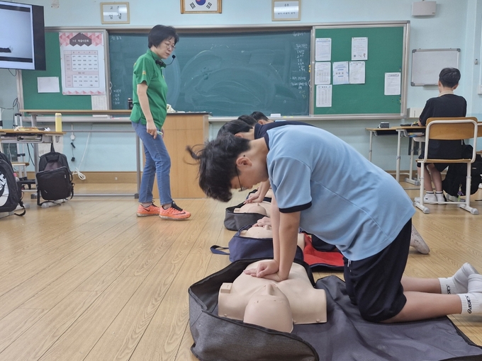성남 영성중학교가 전교생을 대상으로 심폐소생술(CPR) 및 응급처치 교육을 실시했다. (사진=성남 영성중학교 제공)
