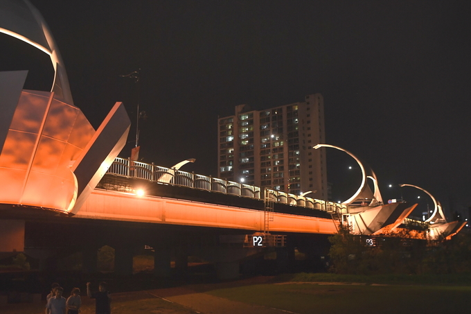 오산시, 오산천변 5곳 교량에 경관조명 신설 추진(사진=오산시 오산대교 조명 모습. (사진=오산시 제공)