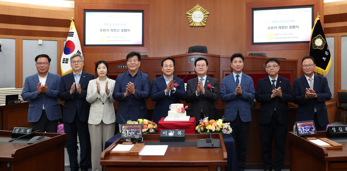이권재 오산시장을 비롯해 집행부 간부 공무원과 오산시설관리공단 이사장등이 참석해 후반기 의회 출범을 축하하고 있다. (사진=오산시의회 제공)