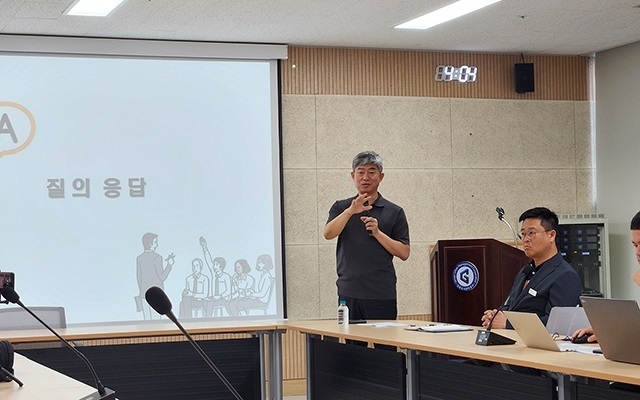이형록 김포도시공사 사장이 언론브리핑을 통해 개발사업 일정 등을 설명하고 있다. (사진=천용남 기자) 