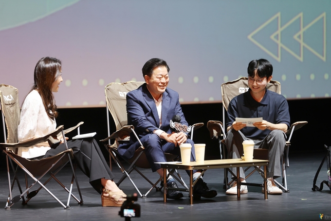 민선 8기 취임 2주년 7월 직원 소통의 날에 참석한 박승원 광명시장이 시장님과 함께하는 토크쇼 및 퀴즈 코너를 통해 직원들과 소통하는 시간을 가졌다.(사진=광명시 제공).