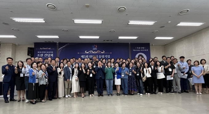 안양산업진흥원이 유망기업 조찬 간담회를 가진 뒤 기업 대표 등과 기념촬영을 하고 있다. (사진=안양산업진흥원 제공)