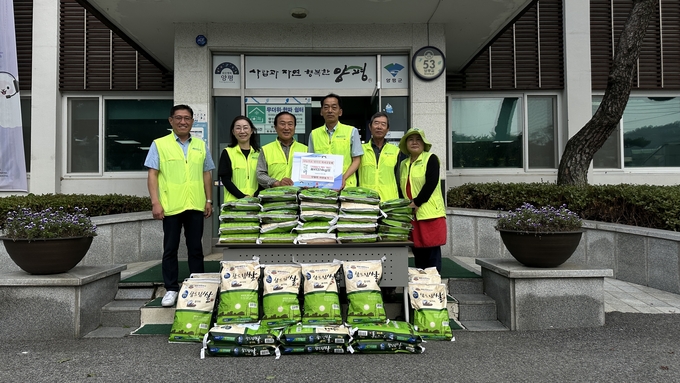 양평군 단월면이 최근 면장 취임 축하 인사로 화환 대신 받은 쌀41포(374kg)를 관내 이웃들에게 전달했다. (사진=단월면 행정복지센터 제공)