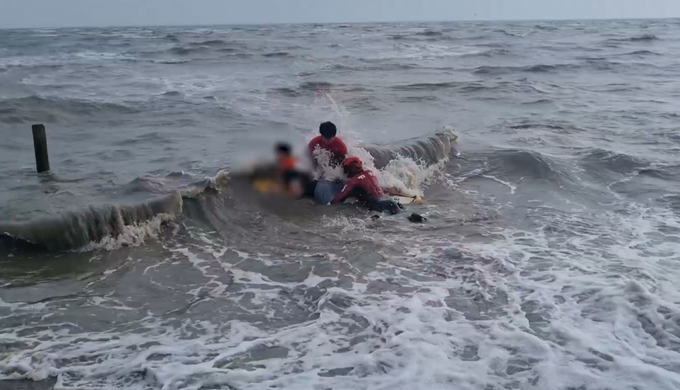 지난 6일 옹진군 영흥면 선재리 목섬에서 고립된 10대 중학생 1명을 인천해양경찰서 영흥파출소 경찰관들이 구조하고 있다. ( 사진 = 인천해양경찰서 제공 ) 