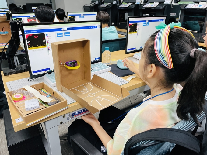 아주대학교가 수원지역교육청과 함께 개최한 코딩 교육에 한 학생이 참여하고 있다. (사진=아주대학교 제공)