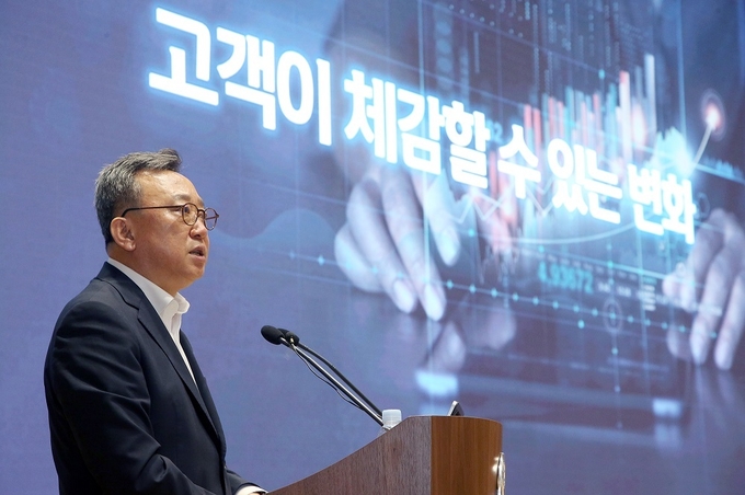 정상혁 신한은행장이 2024년 하반기 경영전략회의에서 ‘고객몰입의 끈을 고쳐 매고 고객의 실리(實利)를 높이자’는 주제로 이야기하고 있다. (사진=신한은행 제공)