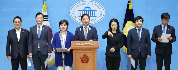 더불어민주당 국회 법제사법위원회 소속 위원들이 8일 오전 국회 소통관에서 기자회견을 열고 '해병대 수사 외압, 검찰의 특활비 부정 사용 사건'에 대한 고위공직자범죄수사처에 신속 수사를 촉구하고 있다. (사진=연합뉴스)