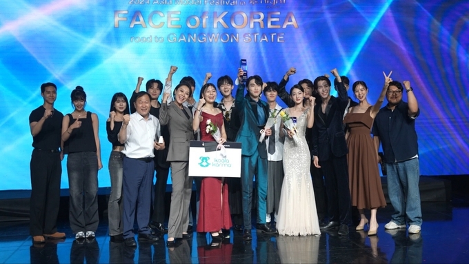2024 ‘페이스 오브 코리아’에서 한국대표로 선발된 대경대학 출신 학생들과 전공교수들이 기념사진을 찍고 있다. (사진=대경대 제공)