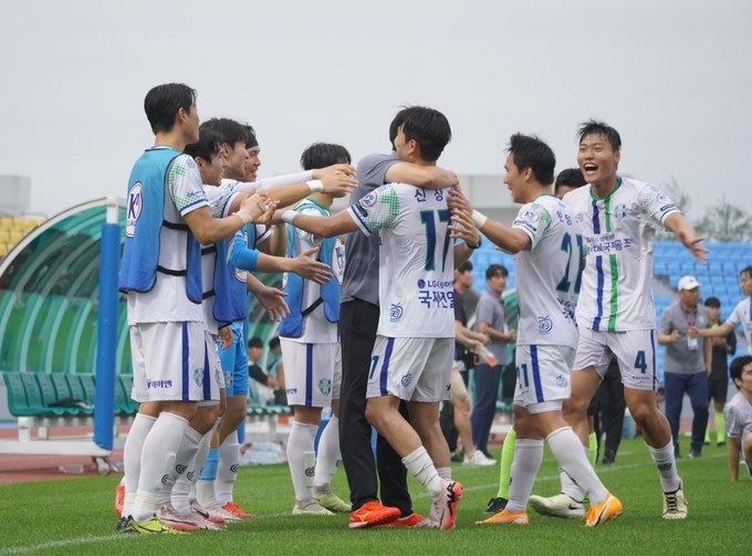 FC충주와의 원정경기에서 후반 14분 남양주FC 신상휘 선수가 추가골을 성공시키자 김성일 감독과 선수들이 환호하고 있다. (사진=남양주시 제공)