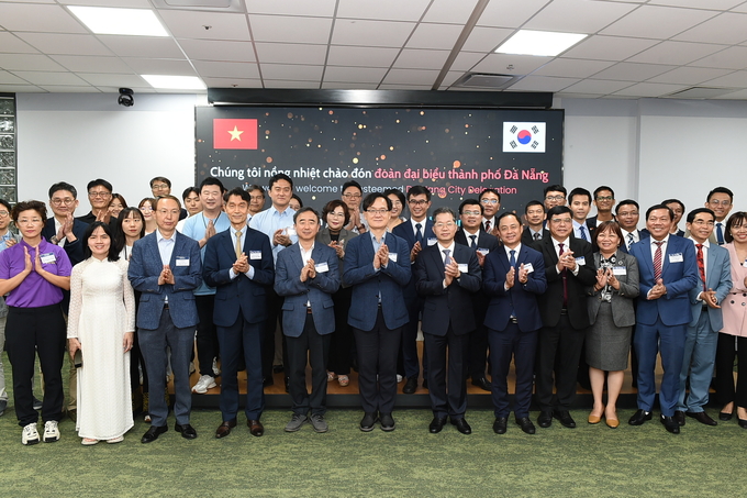 8일 강성천 경기도경제과학진흥원장 등 경과원 관계자들과 응우옌 반 꽝(Nguyen Van Quang) 베트남 다낭 당서기를 비롯한 다낭시 대표단이 기념촬영을 하고 있다. (사진=경과원 제공)