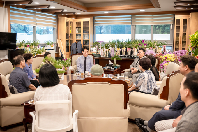 조성대 남양주시의장이 8일 지역 주민들과 간담회를 진행하고 있다. (사진=남양주시의회)